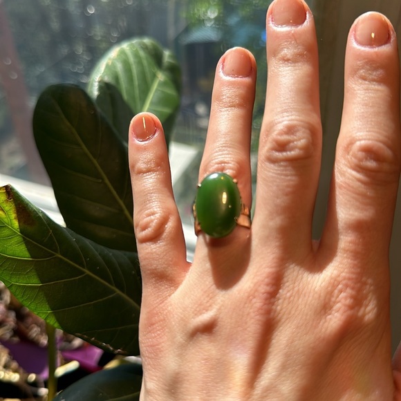 Vintage Green Oval Jade Ring in 18K Gold - Picture 8 of 9